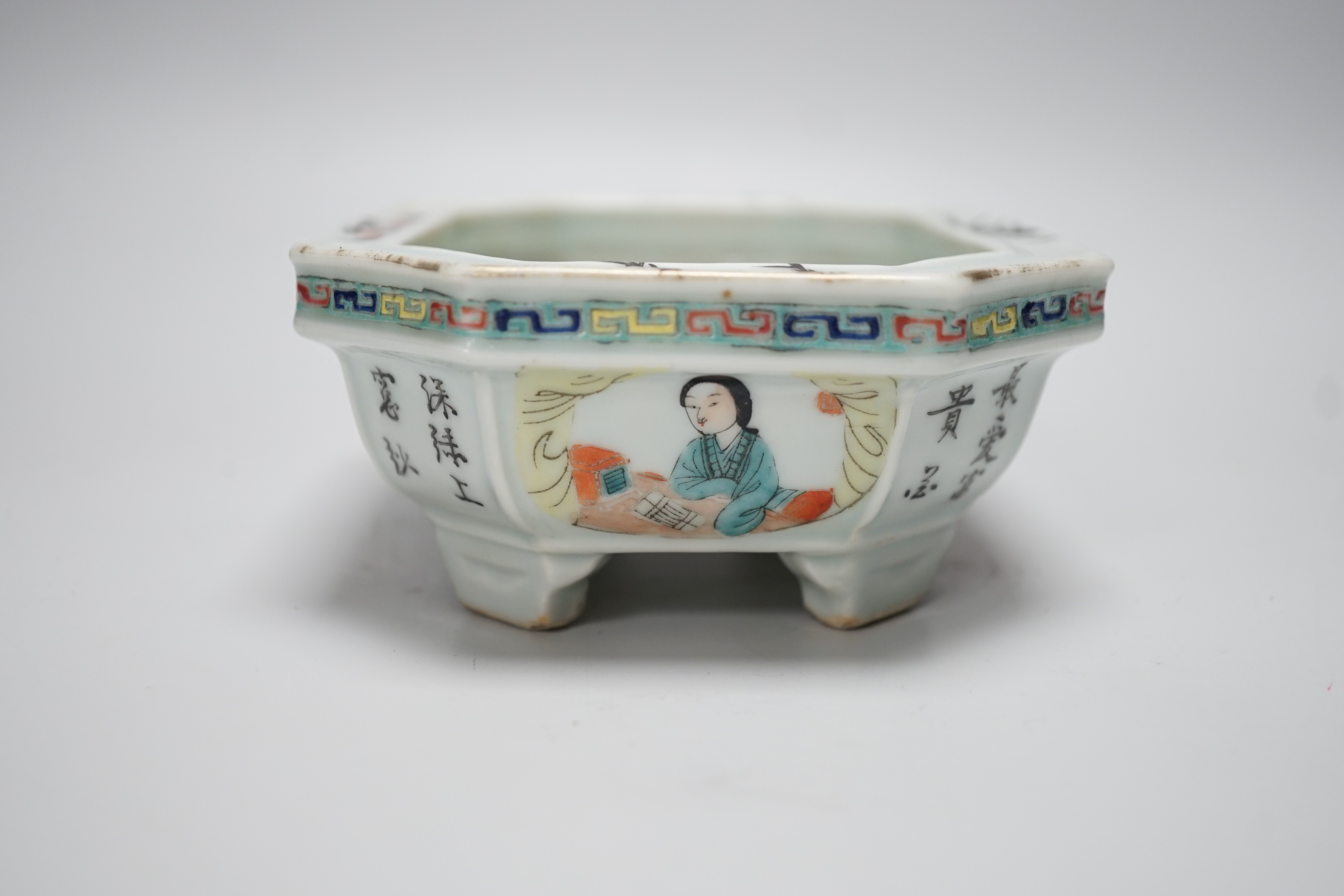 A mid 20th century Chinese famille rose bulb dish, 18cm